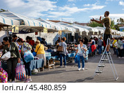 Италия. Минтурно. Прилавки с товаром на рынке подержанной одежды. Italy. Minturno. Counters with goods in the second-hand clothing market. Редакционное фото, фотограф Алексей Смышляев / Фотобанк Лори