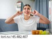 Screaming displeased young woman splashing out emotions. Стоковое фото, фотограф Яков Филимонов / Фотобанк Лори
