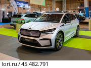 SKODA Enyaq iV electric car at ECAR SHOW - Hybrid and Electric Motor Show (2023 год). Редакционное фото, фотограф Дмитрий Рухленко / Фотобанк Лори
