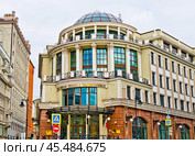 Здание Высшей школы экономики. Осенний день. Улица Мясницкая. Москва. Редакционное фото, фотограф E. O. / Фотобанк Лори