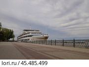 Круизный корабль "Михайл Фрунзе" у причала. Астрахань (2024 год). Редакционное фото, фотограф Дмитрий Николаев / Фотобанк Лори