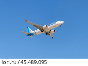 Самолёт Boeing B-737 MAX8 авиакомпании Flydubai заходит на посадку в аэропорту. Редакционное фото, фотограф Свитич Олег / Фотобанк Лори