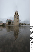 Крым, Евпатория, курорт, осень, дождь, архитектура, городская среда, отражение, тучи. Стоковое видео, видеограф Андрей Макаренко / Фотобанк Лори