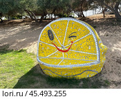 Urban sculpture in Ashdod park. Bench in the form of a cut lemon in mosaic technique. Редакционное фото, фотограф Irina Opachevsky / Фотобанк Лори