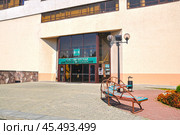 Вход в Екатеринбургскую электросетевую компанию. Город Екатеринбург. Россия (2016 год). Стоковое фото, фотограф Александр Тараканов / Фотобанк Лори