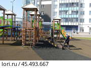 Детская площадка у жилого комплекса Новая Охта дома ЛСР. The playground at the residential complex Nova Okhta by LSR. (2024 год). Стоковое фото, фотограф Юрий Пуликов / Фотобанк Лори