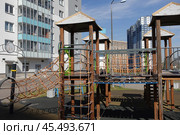 Детская игровая площадка в городском квартале Новая Охта, застройка ЛСР. Children's playground in the urban district of Novaya Okhta, developed by LSR. (2024 год). Редакционное фото, фотограф Юрий Пуликов / Фотобанк Лори