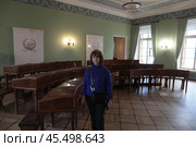 Санкт-Петербург, женщина на экскурсии в классе где учились лицеисты Пушкинского круга. Редакционное фото, фотограф Дмитрий Неумоин / Фотобанк Лори