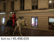 Девушка на лошади На Невском проспекте Санкт- Петербург. Редакционное фото, фотограф Дмитрий Неумоин / Фотобанк Лори