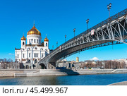Moscow. Russia - March 15, 2021: View of the Cathedral of Christ the Savior and the Patriarchal Bridge. Редакционное фото, фотограф Зобков Юрий / Фотобанк Лори