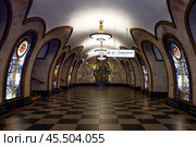 Станция метро Новослободская Кольцевой линии Московского метро. Интерьер центрального зала (2022 год). Стоковое фото, фотограф Александр Кузнецов / Фотобанк Лори