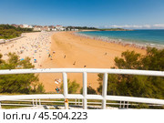 Santander, SPAIN - July 21, 2019: Embankment of the city beach Sardinero of Santdander in summer. Cantabria. Spain. Редакционное фото, фотограф Татьяна Яцевич / Фотобанк Лори