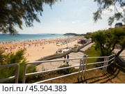 Santander, SPAIN - July 21, 2019: Embankment of the city beach Sardinero of Santdander in summer. Cantabria. Spain. Редакционное фото, фотограф Татьяна Яцевич / Фотобанк Лори