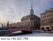 Red Bridge in Saint Petersburg (2022 год). Редакционное фото, фотограф Юлия Бабкина / Фотобанк Лори