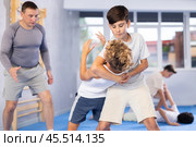 Teenagers practicing inverted facelock self-defense technique in training bout. Стоковое фото, фотограф Яков Филимонов / Фотобанк Лори