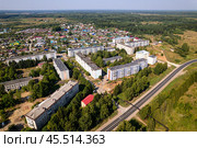 Пятиэтажные дома в поселке Вахруши, Кировская область. Вид сверху (2022 год). Стоковое фото, фотограф Владислав Самошкин / Фотобанк Лори
