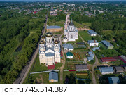Вид с высоты на старинный Казанский женский монастырь июльским днем. Вышний Волочек. Тверская область (2021 год). Стоковое фото, фотограф Виктор Карасев / Фотобанк Лори