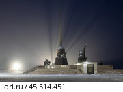 Обелиск «Центр Азии», город Кызыл, Республика Тыва (Тува), Сибирь, Россия. Скульптурный комплекс состоит из обелиска в виде шара, который держат три мифических существа — арзылана, и скульптур животных буддийского гороскопа. Шпиль обелиска венчает «солнечный олень» — символ Тувы. Ночной зимний вид на памятник. Туристическая достопримечательность Кызыла. Редакционное фото, фотограф Андрей Степанов / Фотобанк Лори