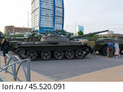 Средний танк Т-62, площадка с военной техникой на берегу Волги. Волгоград, Центральная набережная, Россия. (2021 год). Редакционное фото, фотограф Андрей Цыганков / Фотобанк Лори