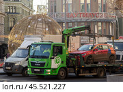 Эвакуатор увозит автомобиль-нарушитель каршеринг Яндекс Драйв на штрафстоянку (2024 год) Редакционное фото, фотограф Юлия Кутыгина / Фотобанк Лори