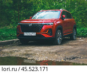 Автомобиль Changan CS35 Plus припаркован на фоне зеленого леса. Редакционное фото, фотограф Константин Григорьев / Фотобанк Лори