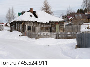 Старый деревянный дом. Монастырский наволок. Город Кандалакша (2022 год). Стоковое фото, фотограф Анатолий Гуреев / Фотобанк Лори