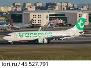 Transavia Boeing 737-8K2 passenger plane taxi on runway in Humberto Delgado Airport in Lisbon (2023 год). Редакционное фото, фотограф Дмитрий Рухленко / Фотобанк Лори