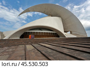 Испания, Канарские острова, Тенерифе. Здание оперы "Auditorio de Tenerife" в столице острова Санта-Крус-де-Тенерифе. (2022 год). Стоковое фото, фотограф Александр Тарасенков / Фотобанк Лори
