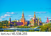 Спасская башня Московского Кремля и Храм Василия Блаженного в солнечный осенний день. Москва. Редакционное фото, фотограф E. O. / Фотобанк Лори