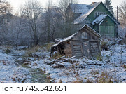 Заснеженные руины старого дома на берегу реки. Заснеженные  летние дома. Стоковое фото, фотограф Наталья Иванова / Фотобанк Лори