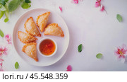 Весенний фон с вкусной выпечкой и соусом для макания. Стоковое AI-изображение, AI-художник ФотоИнтеллект / Фотобанк Лори
