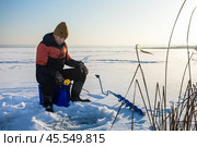 Fisherman subglacial fishing. Ice fishing. Стоковое фото, фотограф Сергей Чуйко / Фотобанк Лори