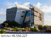 Tel Aviv University, Department of Environmental Studies and jogging man. Стоковое фото, фотограф Светлана Брайман / Фотобанк Лори
