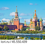 Спасская башня Московского Кремля и Храм Василия Блаженного в осенний солнечный день. Москва. Редакционное фото, фотограф E. O. / Фотобанк Лори