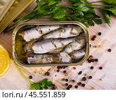 Pilchards in oil with greens and lemon. Стоковое фото, фотограф Яков Филимонов / Фотобанк Лори
