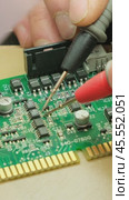 Close-up of testing the printed circuit board of an electronic device under a microscope, vertical composition. Electronic equipment repair shop. Стоковое видео, видеограф Мария Зубарева / Фотобанк Лори