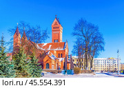 Костел Святого Симеона и Святой Елены в Минске, Республика Беларусь. MINSK, BELARUS - January 7, 2024: St. Simon and Helena famous catholic church or Red Church at Independence square. Landmark of Minsk - Capital city of Belarus. Редакционное фото, фотограф Елена Серебрякова / Фотобанк Лори