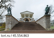 The main entrance to the Cameron Gallery in Catherine Park in late autumn on a cloudy day. Редакционное фото, фотограф Михаил Аккуратoв / Фотобанк Лори