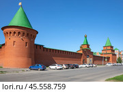 У стен Царевококшайского кремля, Йошкар-Ола. Республика Марий Эл (2024 год). Редакционное фото, фотограф Анна Карасева / Фотобанк Лори