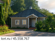 Pushkinskiye Gory, Pskov Oblast, Russia, 08.29.2024: View of the kitchen building on the territory of the Mikhailovskoye estate of the Pushkin Museum-Reserve on a sunny summer day. Редакционное фото, фотограф Ula Ulachka / Фотобанк Лори