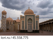 Samarkand, Uzbekistan, 01.04.2024: Mausoleum on the territory of the Hazrat Khizr mosque, where the first president of Uzbekistan Islam Karimov is buried. Редакционное фото, фотограф Ula Ulachka / Фотобанк Лори