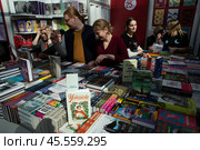 06.04.2023, Москва. Международная ярмарка интеллектуальной литературы «non/fictioNвесна» в Гостином дворе. Продавцы книг за прилавком. Редакционное фото, фотограф Дмитрий Киселёв / Фотобанк Лори