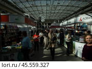 06.04.2023, Москва. Международная ярмарка интеллектуальной литературы «non/fictioNвесна» в Гостином дворе. Посетители на выставке. Редакционное фото, фотограф Дмитрий Киселёв / Фотобанк Лори
