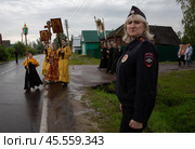 30. 06. 2023, Московская область, посёлок Шувое. Шувойско-Губинския крестный ход с Чудотворной иконой. Сотрудник полиции обеспечивает безопасность во время Крестного хода. Редакционное фото, фотограф Дмитрий Киселёв / Фотобанк Лори