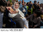 09.05.2023, Москва, Парк Горького, День Победы. Пожилая женщина в кресле-каталке с портретом родственника, воевавшего в войне. Редакционное фото, фотограф Дмитрий Киселёв / Фотобанк Лори