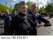 09.05.2023, Москва, Парк Горького, День Победы. Пожилая женщина в пилотке и мужчина во время танца. Редакционное фото, фотограф Дмитрий Киселёв / Фотобанк Лори