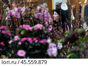 03.03.2023, Москва,  Выставка-продажа «Пассаж в цветах» в Петровском Пассаже. Посетительница выставки. Редакционное фото, фотограф Дмитрий Киселёв / Фотобанк Лори