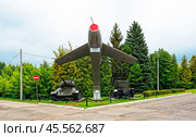 Открытая выставка оружия на площади Победы. Танк Т-34. Истребитель МИГ-15 УТИ. "Катюша" БМ-13. Город Чебоксары (2024 год). Редакционное фото, фотограф Макаров Алексей / Фотобанк Лори