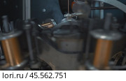 Industrial copper wire rotating on coils in a manufacturing machine. Стоковое видео, видеограф Данил Руденко / Фотобанк Лори