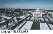 Camera panning over snowy vdnkh square in moscow. Стоковое видео, видеограф Данил Руденко / Фотобанк Лори